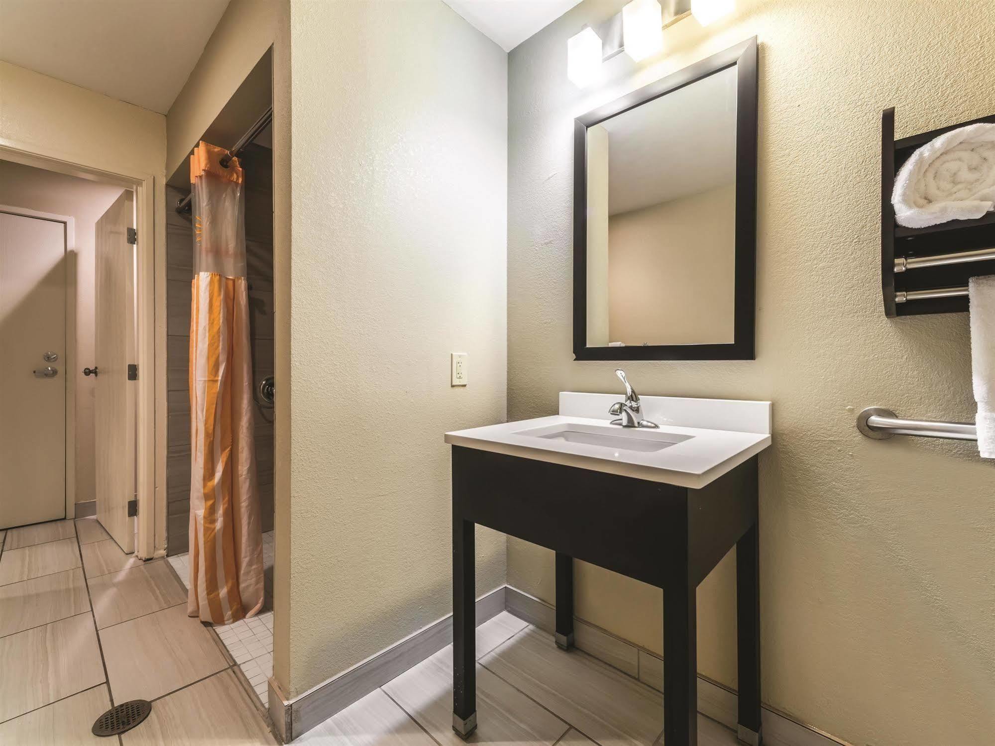 La Quinta By Wyndham Collinsville - St. Louis Exterior photo